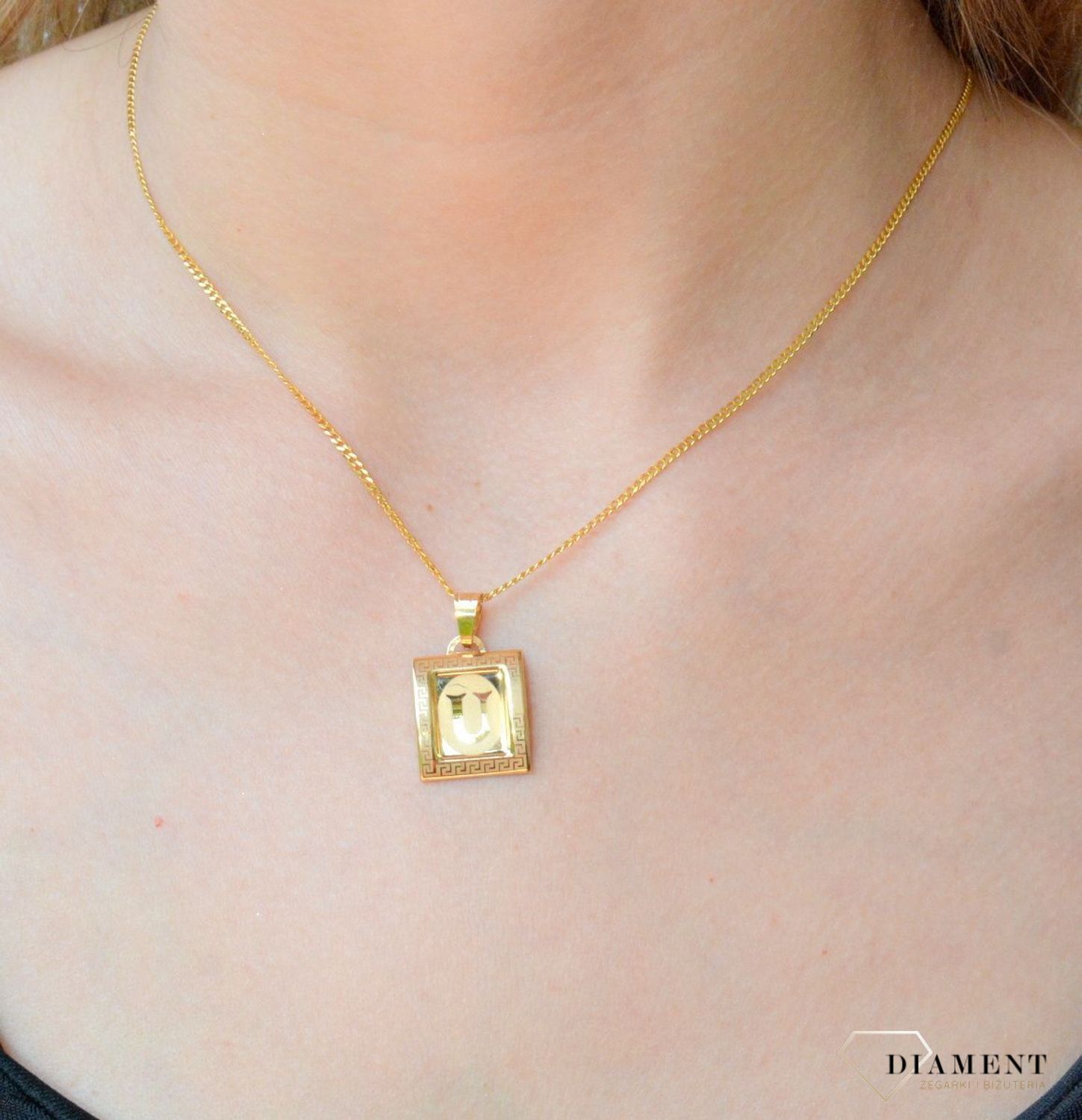 Złota zawieszka 585 literka U na papirusie DIA-ZAW-2575-585 S IV. Złoty wisiorek próby 585. Wisiorek literka na papirusie. Zawieszka złota do łańcuszka literka U. Literka zawieszka idealny pomysł na prezent.jpg